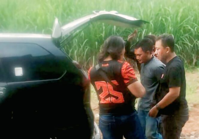 
					Polisi mengamankan Zaenul Arifin di Winongan, Kabupaten Pasuruan. 