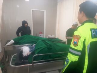 TEWAS: Jasad Ketua PCNU Pamekasan dan istri, usai terlibat kecelakaan di Tol Paspro. (foto: Hafiz Rozani).