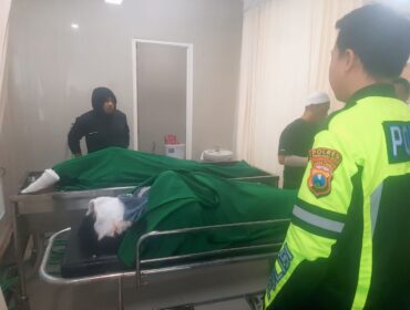 TEWAS: Jasad Ketua PCNU Pamekasan dan istri, usai terlibat kecelakaan di Tol Paspro. (foto: Hafiz Rozani).