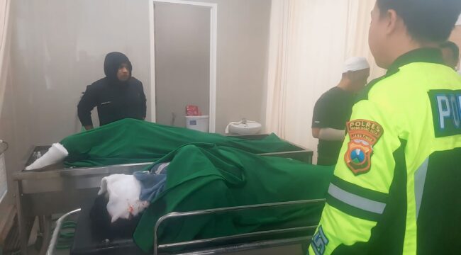 TEWAS: Jasad Ketua PCNU Pamekasan dan istri, usai terlibat kecelakaan di Tol Paspro. (foto: Hafiz Rozani).