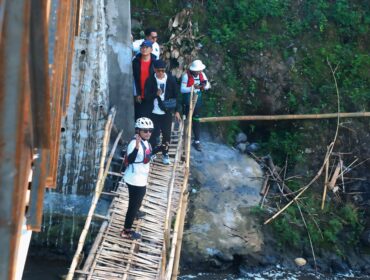 TINJAU: Bupati Probolinggo, Gus Haris, saat berada di Jembatan sementara penghubung Desa Condong - Brabe. (foto: Ali Ya'lu).
