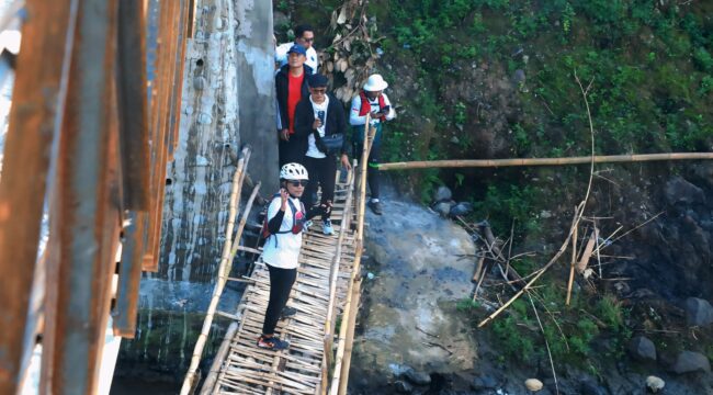 TINJAU: Bupati Probolinggo, Gus Haris, saat berada di Jembatan sementara penghubung Desa Condong - Brabe. (foto: Ali Ya'lu).
