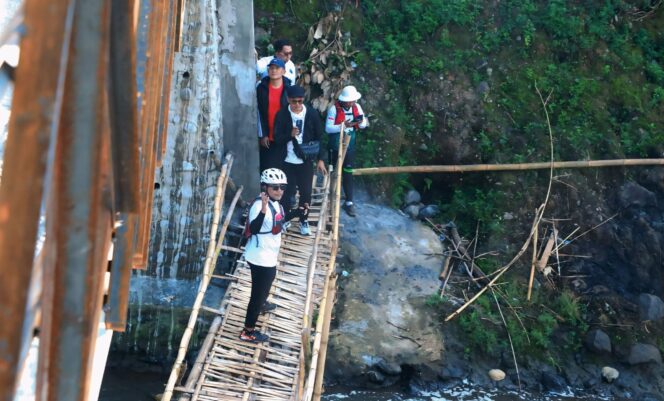 
					TINJAU: Bupati Probolinggo, Gus Haris, saat berada di Jembatan sementara penghubung Desa Condong - Brabe. (foto: Ali Ya'lu).
