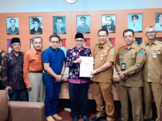 SILATURRAHIM: Pengurus FKUB Kota Probolinggo saat bertemu dengan Wali Kota Probolinggo, dr. Aminudin. (foto: istimewa)
