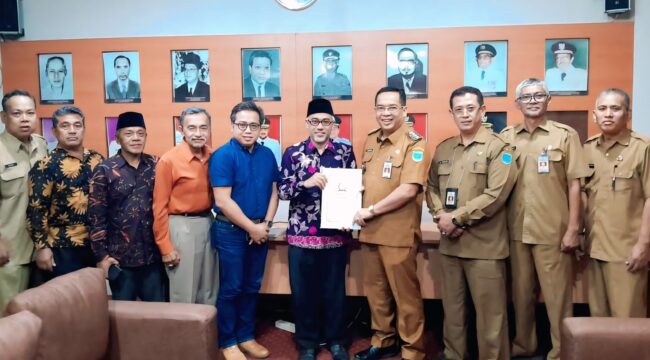 SILATURRAHIM: Pengurus FKUB Kota Probolinggo saat bertemu dengan Wali Kota Probolinggo, dr. Aminudin. (foto: istimewa)
