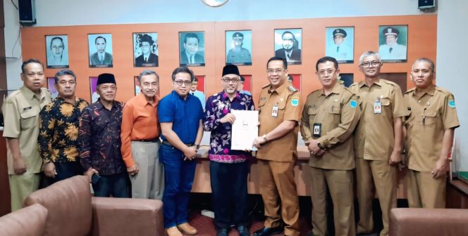 
					SILATURRAHIM: Pengurus FKUB Kota Probolinggo saat bertemu dengan Wali Kota Probolinggo, dr. Aminudin. (foto: istimewa)
