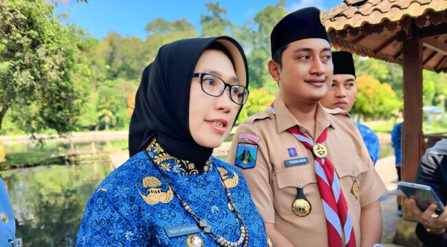 Bupati Lumajang, Indah Amperawati mencurigai  sistem absensi ASN. (Foto: Asmadi).