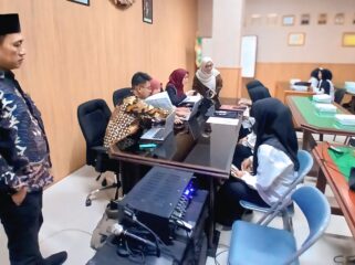 DIFASILITASI: Pemkab Probolinggo melalui Bapelitbangda saat memfasilitasi pendaftaran program Kartu Indonesia Pintar (KIP), Selasa (17/5/25) pagi. (foto: istimewa).
