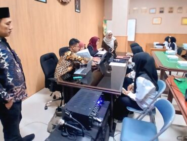 DIFASILITASI: Pemkab Probolinggo melalui Bapelitbangda saat memfasilitasi pendaftaran program Kartu Indonesia Pintar (KIP), Selasa (17/5/25) pagi. (foto: istimewa).
