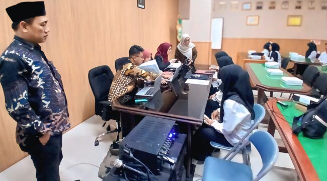 DIFASILITASI: Pemkab Probolinggo melalui Bapelitbangda saat memfasilitasi pendaftaran program Kartu Indonesia Pintar (KIP), Selasa (17/5/25) pagi. (foto: istimewa).
