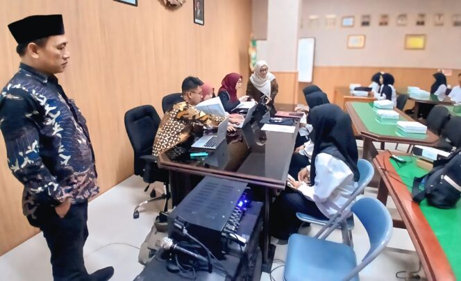 
					DIFASILITASI: Pemkab Probolinggo melalui Bapelitbangda saat memfasilitasi pendaftaran program Kartu Indonesia Pintar (KIP), Selasa (17/5/25) pagi. (foto: istimewa).
