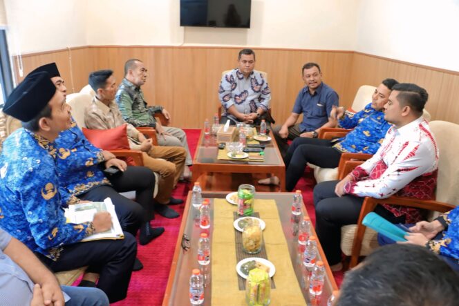
					WADUL: Pengurus HKTI Kab. Probolinggo saat menemui Bupati Probolinggo, Gus Haris, Selasa (17/6/25) pagi. (foto: istimewa).
