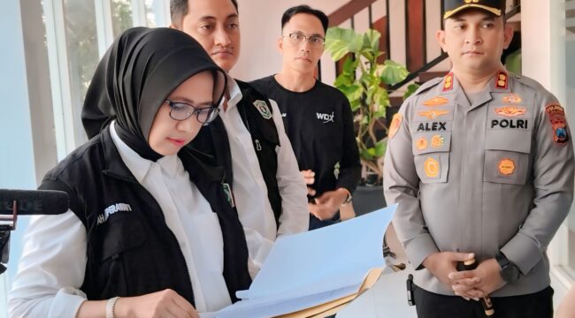 Bupati Lumajang Indah Amperawati melakukan inspeksi mendadak (sidak) ke PT Wesly Distribution Exchange (PT WDX) (Foto: Asmadi).
