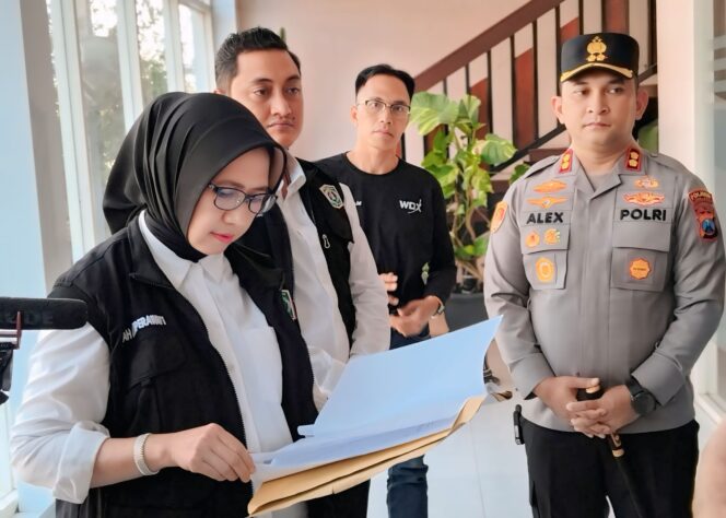 
					Bupati Lumajang Indah Amperawati melakukan inspeksi mendadak (sidak) ke PT Wesly Distribution Exchange (PT WDX) (Foto: Asmadi).
