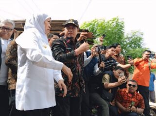 TINJAU: Gubernur Jawa Timur, Khofifah Indar Parawansa ditemani Wakil Bupati Probolinggo, Fahmi AZH, saat meninjau lokasi pembangunan bronjong di Desa Kalibuntu, Kec. Kraksaan. (foto: Ali Ya'lu).