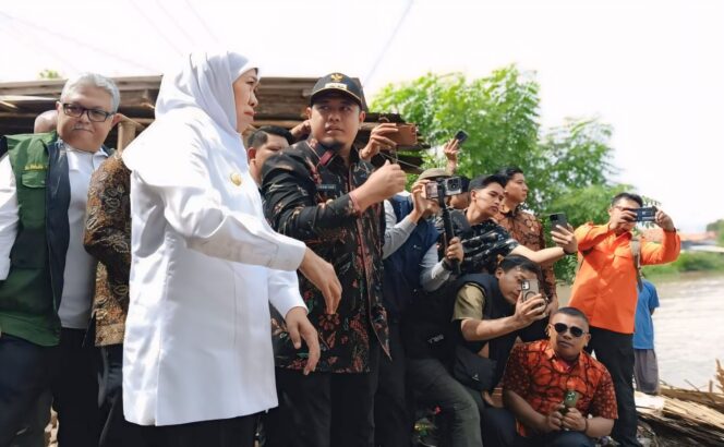 
					TINJAU: Gubernur Jawa Timur, Khofifah Indar Parawansa ditemani Wakil Bupati Probolinggo, Fahmi AZH, saat meninjau lokasi pembangunan bronjong di Desa Kalibuntu, Kec. Kraksaan. (foto: Ali Ya'lu).