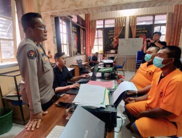 CEMBURU: Dua pelaku penganiyaaan di rumah kos Mayangan saat diperiksa di Mapolres Probolinggo Kota. (foto: Hafiz Rozani).