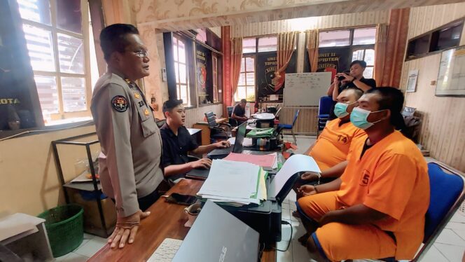 
					CEMBURU: Dua pelaku penganiyaaan di rumah kos Mayangan saat diperiksa di Mapolres Probolinggo Kota. (foto: Hafiz Rozani).