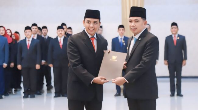 MUTASI: Bupati Jember, Muhammad Fawait, saat melantik 20 pejabat Eselon II di Pendopo Wahyawibawagraha, Kamis, (19/6/25). (foto: Kominfo Jember).