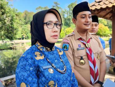 Bupati Lumajang menyampaikan kondisi Selokambang yang masih kotor (Foto: Asmadi).