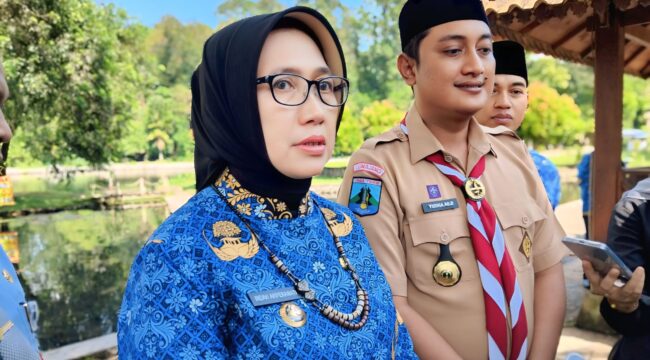 Bupati Lumajang menyampaikan kondisi Selokambang yang masih kotor (Foto: Asmadi).