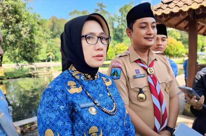 
					Bupati Lumajang menyampaikan kondisi Selokambang yang masih kotor (Foto: Asmadi).