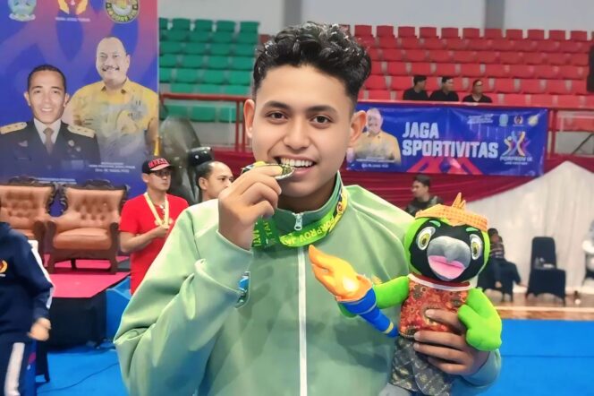 
					BERPRESTASI: Kevin Choirul Fariz Nuralviansyah Sikumbang, sumbang medali perak pada cabor Taekwondo bagi kontingen Kabupaten Probolinggo di Porprov Jatim IX. (foto: istimewa).
