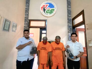 Kedua tersangka pengedar sabu saat diamankan di Mapolres Pasuruan.
