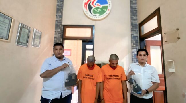 Kedua tersangka pengedar sabu saat diamankan di Mapolres Pasuruan.
