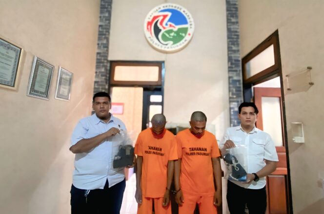 
					Kedua tersangka pengedar sabu saat diamankan di Mapolres Pasuruan.
