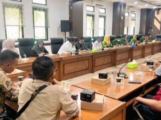 Suasana rapat pembahasan tunggakan sewa kios Plasa Bangil antara Komisi II DPRD Kabupaten Pasuruan bersama dinas terkait di ruang rapat DPRD setempat.