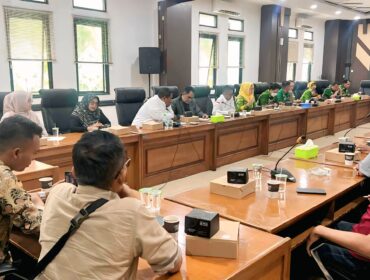 Suasana rapat pembahasan tunggakan sewa kios Plasa Bangil antara Komisi II DPRD Kabupaten Pasuruan bersama dinas terkait di ruang rapat DPRD setempat.