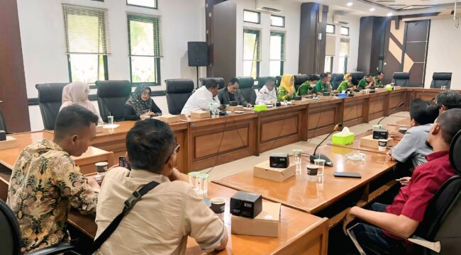 Suasana rapat pembahasan tunggakan sewa kios Plasa Bangil antara Komisi II DPRD Kabupaten Pasuruan bersama dinas terkait di ruang rapat DPRD setempat.