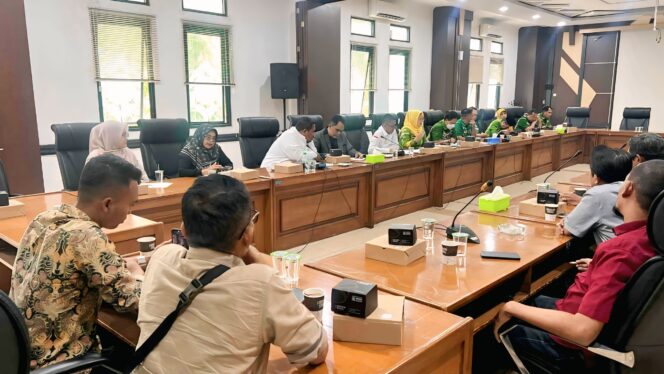 
					Suasana rapat pembahasan tunggakan sewa kios Plasa Bangil antara Komisi II DPRD Kabupaten Pasuruan bersama dinas terkait di ruang rapat DPRD setempat.