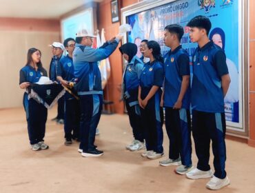 DILEPAS: Wali Kota Probolinggo, dr. Aminuddin, menyematkan jaket dan topi ke perewakilan atlet sebagai tanda pelepasan kontingen ke Porprov Jatim 2025. (foto: Hafiz Rozani)