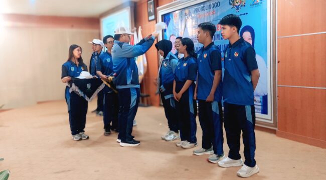 DILEPAS: Wali Kota Probolinggo, dr. Aminuddin, menyematkan jaket dan topi ke perewakilan atlet sebagai tanda pelepasan kontingen ke Porprov Jatim 2025. (foto: Hafiz Rozani)