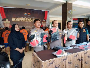 Polres Lumajang menggelar pers rilis kasus pengeroyokan. (Foto: Asmadi).