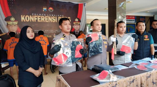 Polres Lumajang menggelar pers rilis kasus pengeroyokan. (Foto: Asmadi).