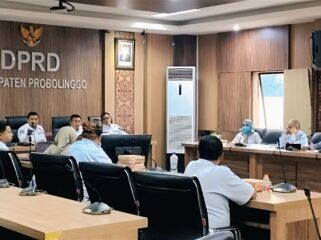 DIPANGGIL: Suasana pertemuan perwakilan KSU Cakrawala Semampir Kraksaan dengan DPRD Kabupaten Probolinggo. (foto: Ali Ya'lu).
