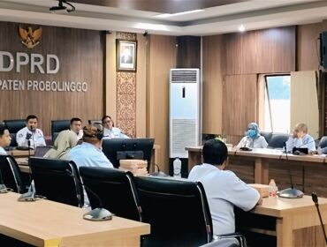 DIPANGGIL: Suasana pertemuan perwakilan KSU Cakrawala Semampir Kraksaan dengan DPRD Kabupaten Probolinggo. (foto: Ali Ya'lu).
