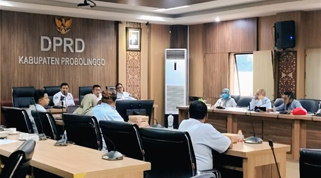 DIPANGGIL: Suasana pertemuan perwakilan KSU Cakrawala Semampir Kraksaan dengan DPRD Kabupaten Probolinggo. (foto: Ali Ya'lu).
