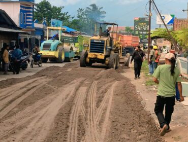 DIPERBAIKI: Proses perbaikan jalan di ruas jalur Krucil-Tambelang, Kecamatan Krucil, Kabupaten Probolinggo. (foto: istimewa).
