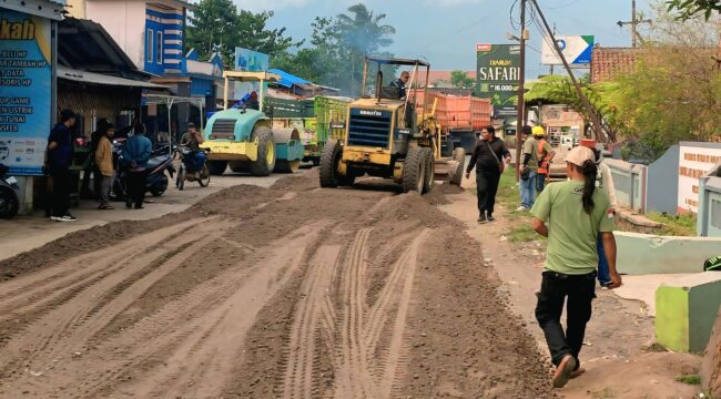 DIPERBAIKI: Proses perbaikan jalan di ruas jalur Krucil-Tambelang, Kecamatan Krucil, Kabupaten Probolinggo. (foto: istimewa).
