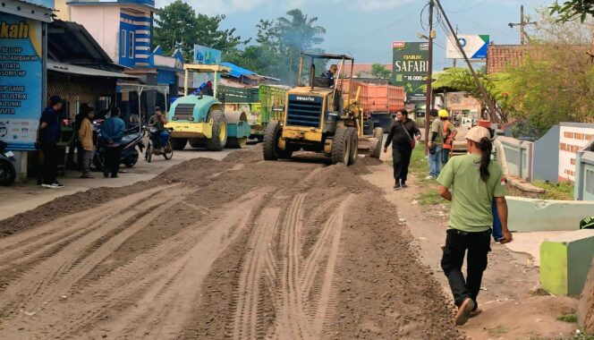 
					DIPERBAIKI: Proses perbaikan jalan di ruas jalur Krucil-Tambelang, Kecamatan Krucil, Kabupaten Probolinggo. (foto: istimewa).
