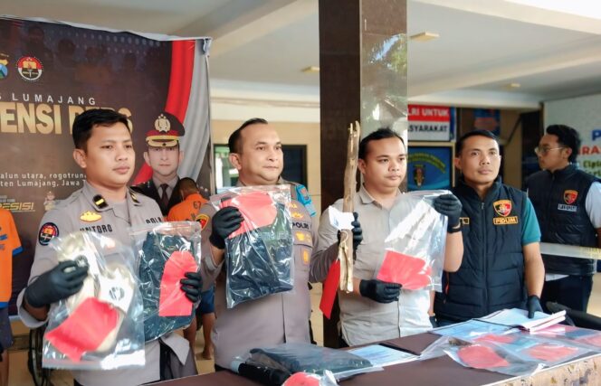 
					Kapolres Lumajang, Alex Sandy Siregar saat melakukan pers rilis (Foto: Asmadi).