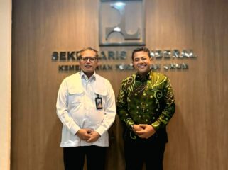 AUDIENSI: Bupati Probolinggo, Gus Haris (berbatik) bersam Sekretaris Jenderal Kementerian Pekerjaan Umum dan Perumahan Rakyat (PUPR) RI, Mohammad Zainal Fatah, Kamis (26/6/25), di kantor Kementerian PUPR Jakarta. (foto: istimewa).
