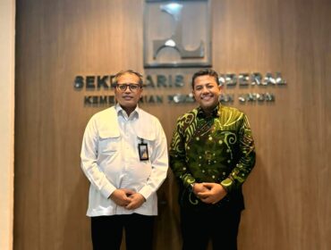 AUDIENSI: Bupati Probolinggo, Gus Haris (berbatik) bersam Sekretaris Jenderal Kementerian Pekerjaan Umum dan Perumahan Rakyat (PUPR) RI, Mohammad Zainal Fatah, Kamis (26/6/25), di kantor Kementerian PUPR Jakarta. (foto: istimewa).
