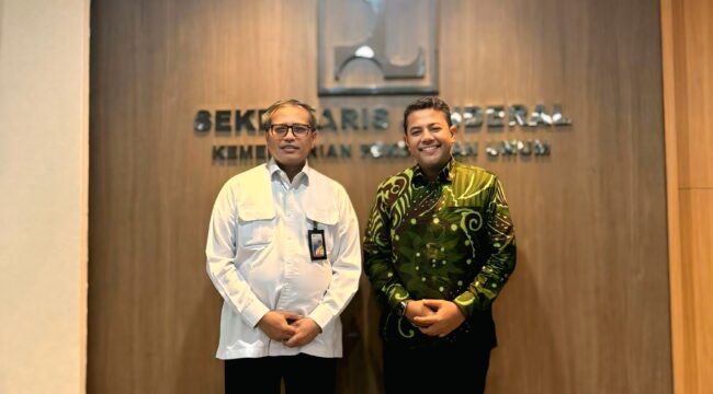 AUDIENSI: Bupati Probolinggo, Gus Haris (berbatik) bersam Sekretaris Jenderal Kementerian Pekerjaan Umum dan Perumahan Rakyat (PUPR) RI, Mohammad Zainal Fatah, Kamis (26/6/25), di kantor Kementerian PUPR Jakarta. (foto: istimewa).
