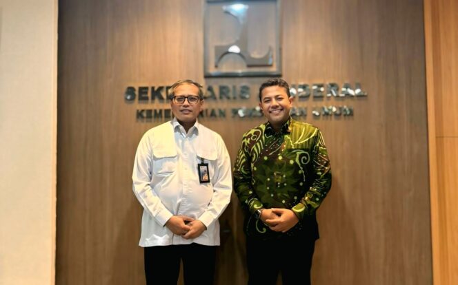 
					AUDIENSI: Bupati Probolinggo, Gus Haris (berbatik) bersam Sekretaris Jenderal Kementerian Pekerjaan Umum dan Perumahan Rakyat (PUPR) RI, Mohammad Zainal Fatah, Kamis (26/6/25), di kantor Kementerian PUPR Jakarta. (foto: istimewa).
