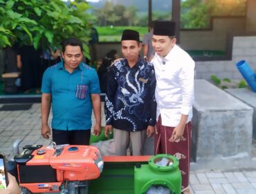 NGANTOR DI DESA: Bupati Jember, Muhammad Fawait saat menyalurkan bantuan pompa air kepada Ketua Gapoktan Sidomulyo Desa Garahan Jati, Kecamatan Silo, Jumat, (27/6/25). (foto: Rozak Mubarok).